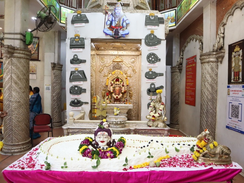 101 kg wheel of Shankar and Shiva mask in Datta Mandir | दत्तमंदिरात १०१ किलो चक्क्याची शंकराची पिंड अन् शिवमुखवटा