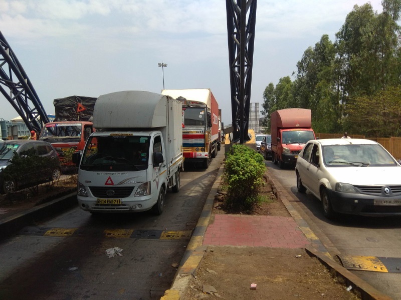 vehicles prevent by public on pats toll plaza : the villagers made the movement | पाटस टोलनाक्यावरील वाहने अडवली : ग्रामस्थांनी केले आंदोलन 