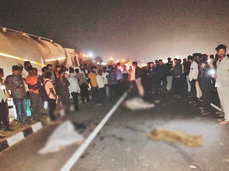 mother and two children died tragic accident on pune solapur highway | पुणे-सोलापूर महामार्गावरील भीषण अपघातात आईसह दोन मुलांचा जागीच मृत्यू, तीन गंभीर