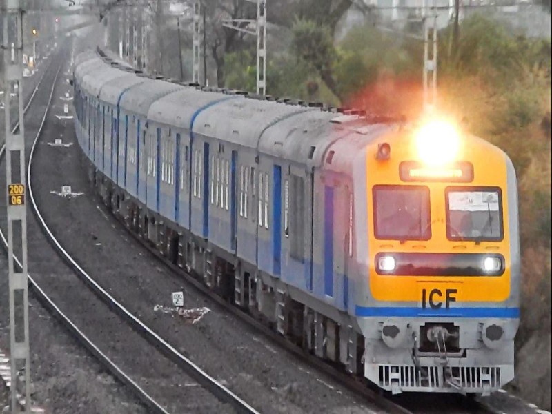 Daund Demu railway gets 'red' signal again; Passenger in frustration | दौंड डेमु गाडीला रेल्वे प्रशासनाकडून पुन्हा 'रेड' सिग्नल; प्रवाशांच्या पदरी निराशा