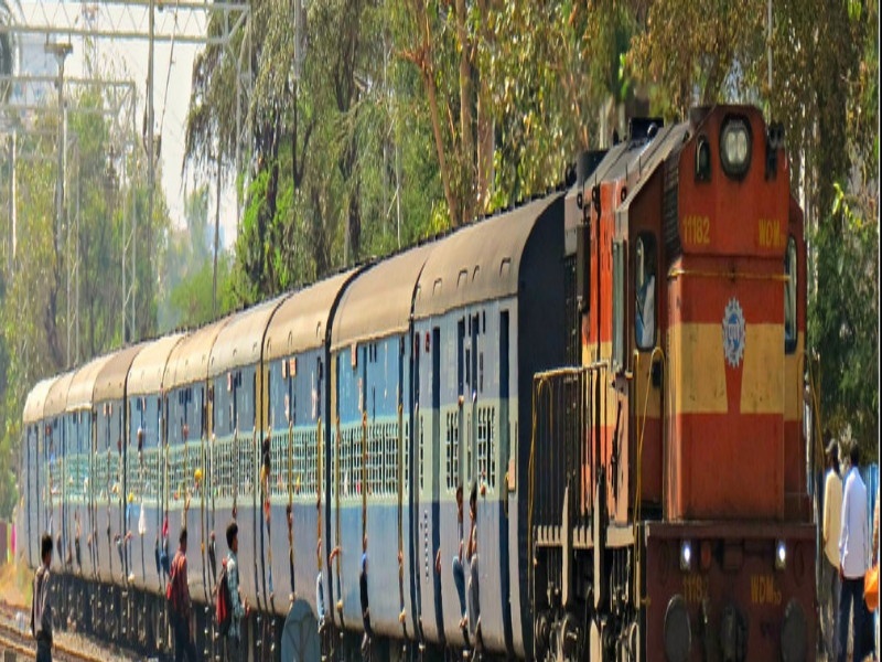 13 women passengers of Dand-Pune railway arrested and fine | दौंड-पुणे पॅसेंजरमधील १३ महिला प्रवाशांना अटक व दंड