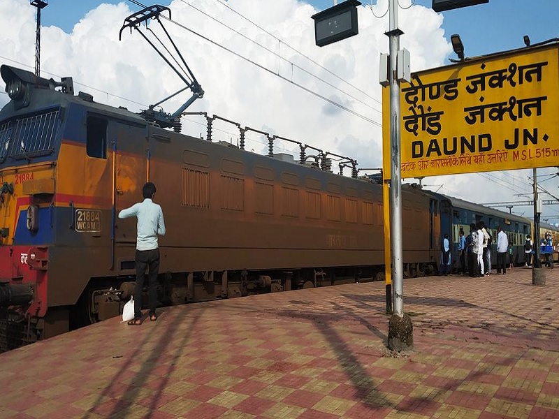 Theft of a pistol and six live cartridges from Daund railway station | Pune | दौंड रेल्वे स्थानकातून पिस्तूल आणि सहा जिवंत काडतुसांची चोरी
