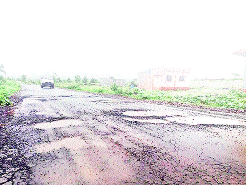 Dandakarwadi road crumbled; Due to poor work, pits fall in just six months | दौंडकरवाडी रस्ता उखडला; निकृष्ट कामामुळे अवघ्या सहा महिन्यांत पडले खड्डे