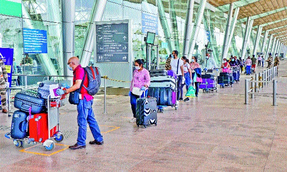  49 Indians trapped at Dubai airport | दुबईतील विमानतळावर अडकले १९ भारतीय