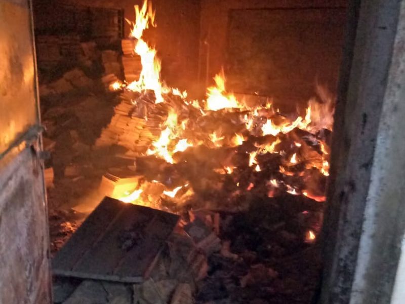 The municipal school was set on fire, students' papers were burnt to death | मेहकरातील नगर पालिकेच्या शाळेला आग, विद्यार्थ्यांचे पेपर्स जळून खाक