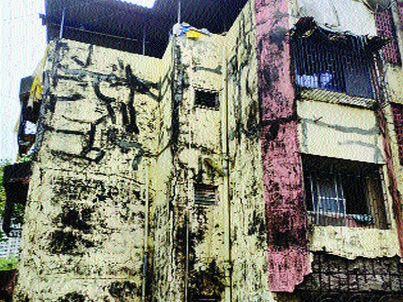 51 dangerous buildings in Sukapur; Notice issued by Gram Panchayat | सुकापूरमध्ये ५१ धोकादायक इमारती; ग्रामपंचायतींनी बजावल्या नोटिसा
