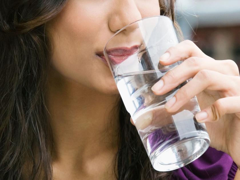 Drinking water after food is good or bad in hindi water after meal side effects and disadvantages | सावधान! तुम्हीसुद्धा जेवल्यानंतर लगेच पाणी पीता? ही सवय ठरू शकते 'या' ४ समस्यांचं कारण