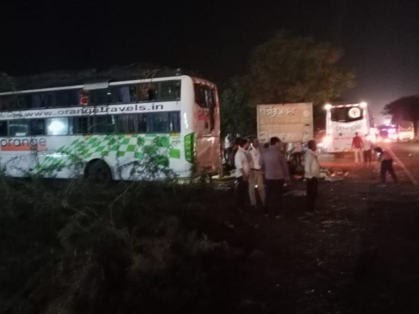 Private passenger bus overturns on Pune-Solapur highway; Many are seriously and slightly injured | खाजगी प्रवासी बस पुणे-सोलापूर महामार्गावर उलटली; अनेकजण गंभीर व किरकोळ जखमी