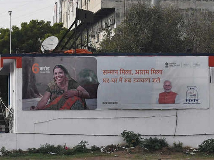 remove banners of PM Narendra Modi from Petrol Pumps, ST buses: Sachin Sawant | Vidhan sabha 2019 : पेट्रोल पंपांवरील पंतप्रधान नरेंद्र मोदींचे फलक काढा : सचिन सावंत