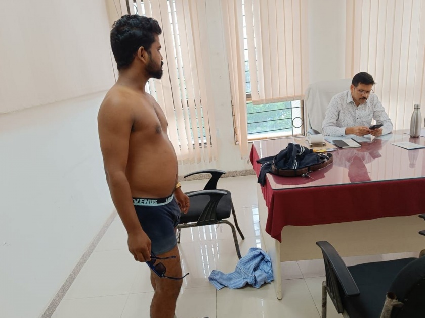 A hawker, enraged by the encroachment action, took off his clothes in front of the officer | अन् संतापलेल्या हॉकरने अधिकाऱ्यासमोरच काढले कपडे