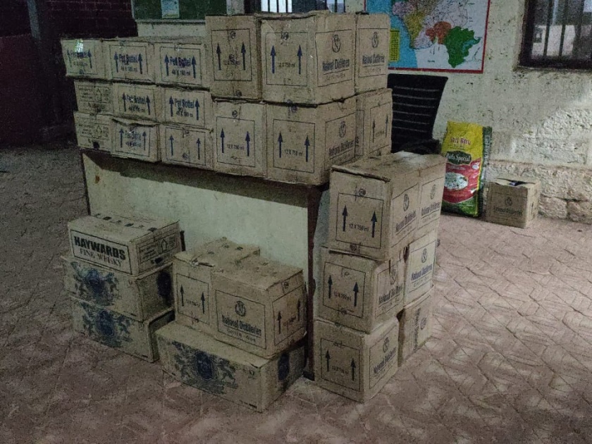 Dodamarg police seized 1 lakh 86 thousand items along with liquor | दोडामार्ग पोलिसांनी दारुसह पकडला १ लाख ८६ हजाराचा मुद्देमाल