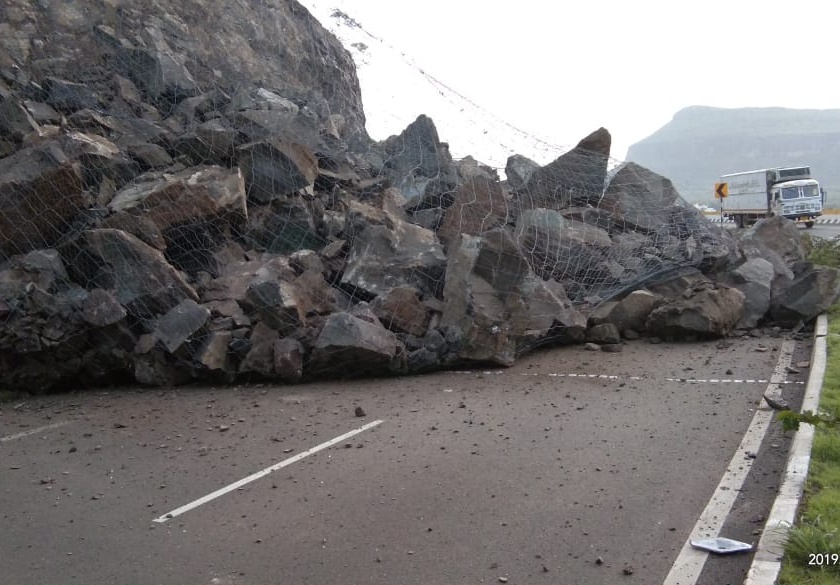 A rift in the Chandanpuri Ghat on the Nashik-Pune highway collapsed | नाशिक-पुणे महामार्गावरील चंदनापुरी घाटात दरड कोसळली