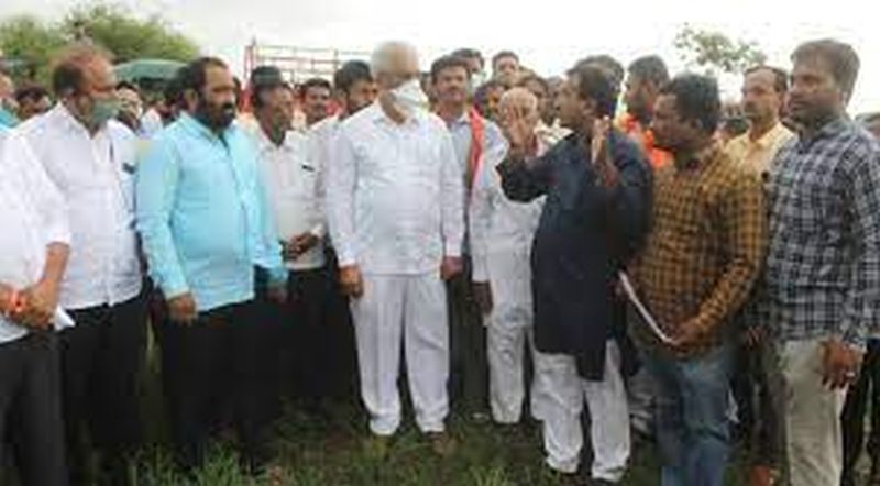 Politics heats up after Agriculture Minister Dada Bhuse's visit! | कृषीमंत्री दादा भूसे यांच्या दौऱ्यावरून राजकारण तापले!