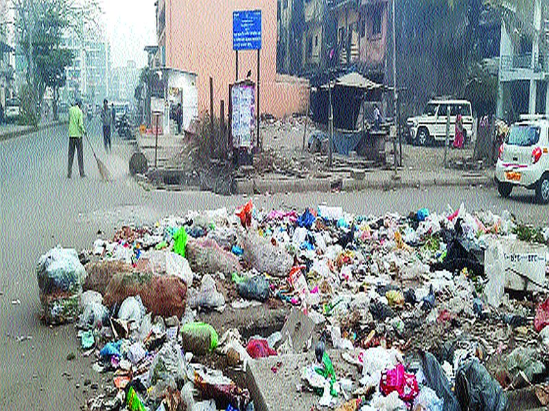 Piles of rubbish on the road in Kalamboli; The bell did not rotate for three days | कळंबोलीत रस्त्यावर कचऱ्याचे ढीग; तीन दिवसांपासून घंटागाडी फिरकली नाही