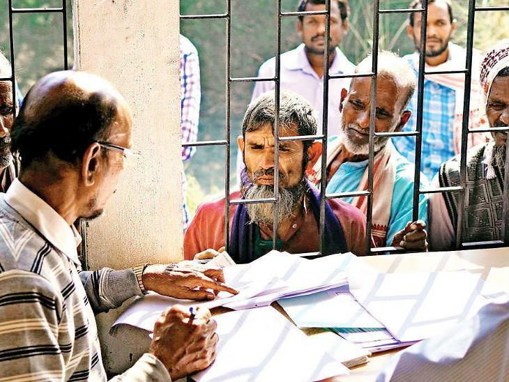 NRC officers arrested for taking bribe of 10 thousand rupees for registration | आसाममध्ये नागरिकता नोंदणीसाठी घेतली 10 हजार रुपयांची लाच; दोघे अधिकारी ताब्यात