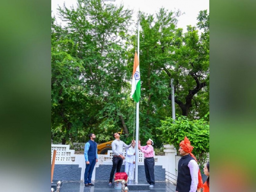Flag Hoisting in Mini Ministry was done by attendant | परिचराच्या हस्ते मिनी मंत्रालयात ध्वजारोहण; 'हर घर तिरंगा' उपक्रमाने दिला 'चतुर्थ श्रेणी' कर्मचाऱ्याला 'सन्मान'