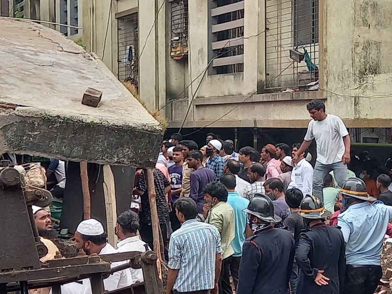 Bhiwandi building collapse : Dangerous three-storey building collapses in Bhiwandi; 10 killed, rescue operation continues | Bhiwandi building collapse: भिवंडीत तीन मजली धोकादायक इमारत कोसळली; 10 जणांचा मृत्यू, बचावकार्य सुरूच