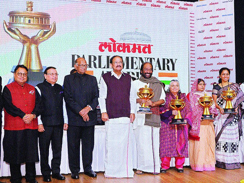 The Lomkat Parliamentary Awards Ceremony was organized in Delhi | व्यवस्था डावलून ‘न्याय’ लोकशाहीस घातकच: उपराष्ट्रपती व्यंकय्या नायडू