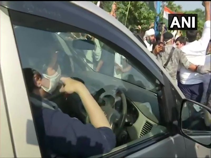Hathras Gangrape: Congress leader Priyanka Gandhi Vadra on her way to meet the family of the alleged gangrape victim in Hathras | Hathras Gangrape: प्रियंका अन् राहुल गांधी 'हाथरस'साठी रवाना; पीडितेच्या घराबाहेर पोलिसांचा मोठा ताफा तैनात