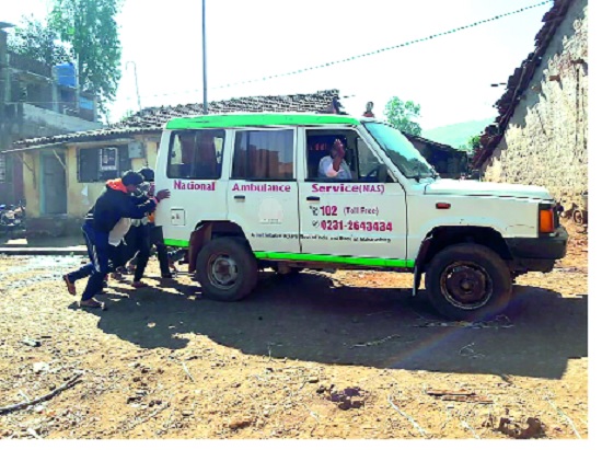 Running ambulance: The situation in Shittoor Waroon | धक्का देऊन धावते रुग्णवाहिका : शित्तूर वारुण येथील परिस्थिती