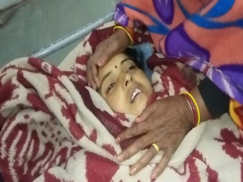 Hospital declared alive woman dead in Madhya Pradesh | डॉक्टरांनी केलं होतं मृत जाहीर, अंत्यसंस्कारावेळी जाणवली हालचाल; रुग्णालयात नेत असताना ऑक्सिजन संपल्यामुळे मृत्यू