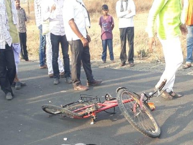 Tempo crushed boy at Gangakhed | टेम्पोच्या धडकेत सायकलस्वार बालक जागीच ठार