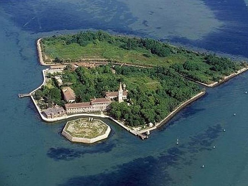 Horrifying facts about Poveglia island Italy | Island of Dead : 'या' बेटावर जाण्यास सरकारने घातलीय बंदी, कारण वाचून व्हाल थक्क!