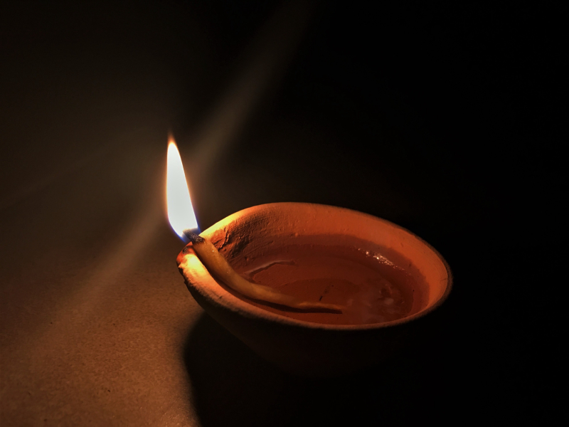 What is the science behind lighting a lamp in the house after the death of a person? Does it really give signs of rebirth? Read on! | व्यक्तीचे निधन झाल्यावर घरात पणतीचा दिवा लावण्यामागे काय शास्त्र? त्यावरून पुनर्जन्माचे संकेत खरोखरच मिळतात का? वाचा!