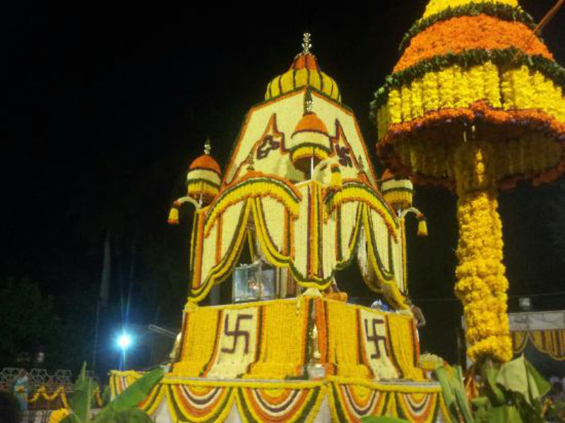 Blessed are devotees of 68 lingas in Solapur. | सोलापूरातील ६८ लिंगांच्या दर्शनाने भाविक होतात धन्य !