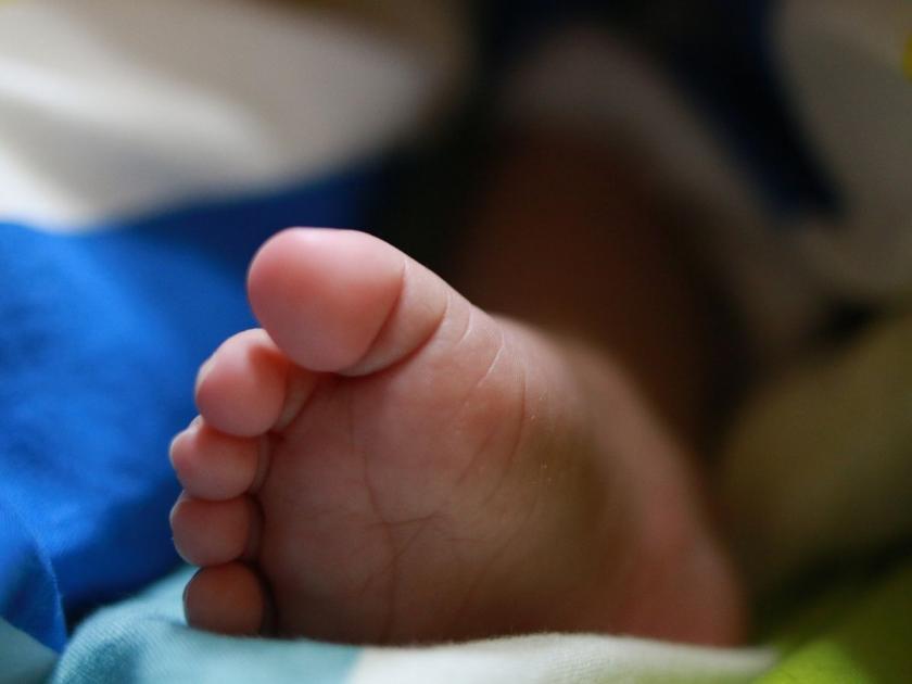 Newborn baby found in a toilet of a zp school in gondia | शाळेच्या शौचालयात आढळले जिवंत अर्भक; एकच खळबळ