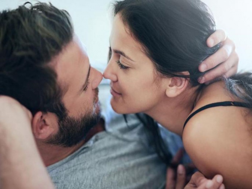 Study says Gonorrhea a sexually transmitted infection may also be found in the throat by doing french kiss | लैंगिक जीवन : डीप किसिंगमुळे होऊ शकतो गोनोरिया!
