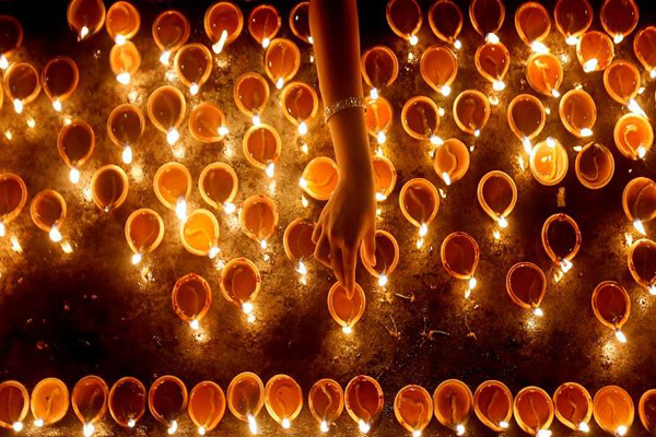 Sai Savings Group, initiative of Jagadumb-Jijau Foundation; Thousands of lights will be turned on for a festival in the lake! | सई बचत गट, जगदंब-जिजाऊ प्रतिष्ठानचा पुढाकार; तलावातील दीपोत्सवासाठी दहा हजार वाती वळणार !