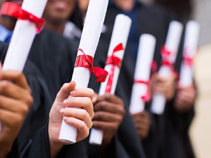 Indian universities offering diplomas and diplomas | पदव्या आणि पदविका देण्यात रस घेणारी भारतीय विद्यापीठे