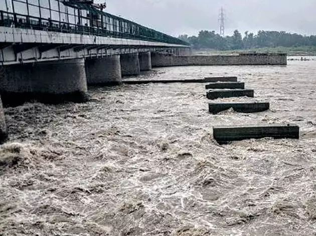 The nation's capital delhi in flood crisis; 8.7 lakh cusecs of water left from Haryana to Yamuna | देशाची राजधानी संकटात; हरियाणातून यमुनेत सोडले तब्बल 8.7 लाख क्युसेक पुराचे पाणी