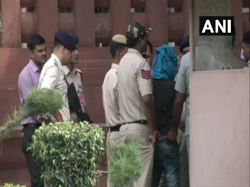 A person has been detained while he was trying to enter the Parliament allegedly with a knife | संसदेत चाकू घेऊन घुसण्याचा तरुणाचा प्रयत्न, पोलिसांनी घेतलं ताब्यात