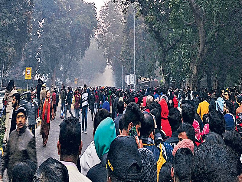 To celebrate the Republic Day, Delhi's 'Parade', queue for two km | प्रजासत्ताक सोहळा पाहण्यासाठी दिल्लीकरांची ‘परेड’, दोन किमीपर्यंत रांगा