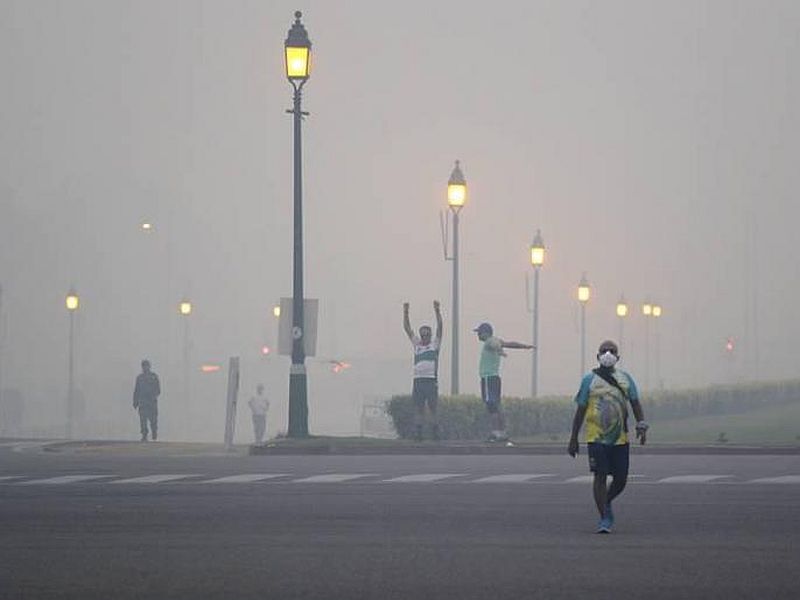 delhi ncr air quality severe after diwali on 28 october 2019 | दिल्लीतील हवेची गुणवत्ता आणखी खालावली; श्वास घेणंही झालं धोकादायक