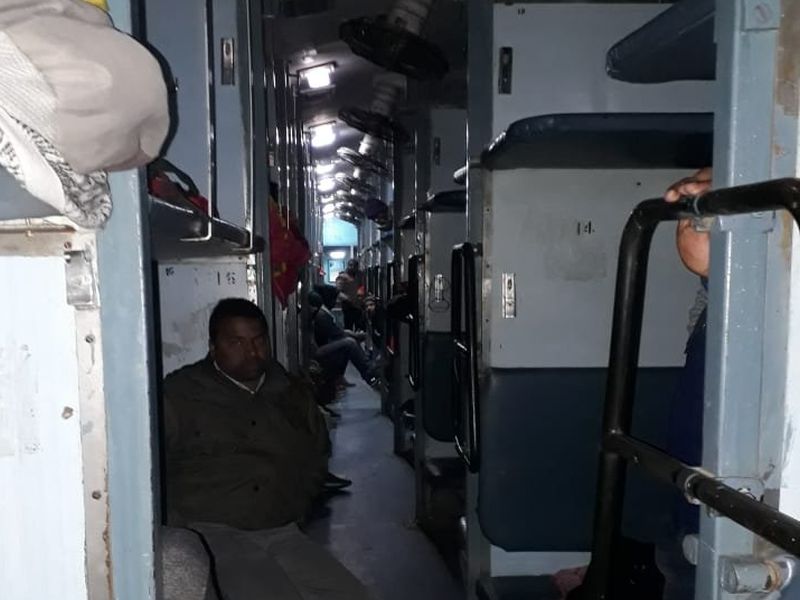 bihar delhi bhagalpur bound express train robbed in dhanauri kajra in lakhisarai | दिल्ली-भागलपूर एक्स्प्रेसमध्ये मोठा दरोडा, 25 लाखांची लूट