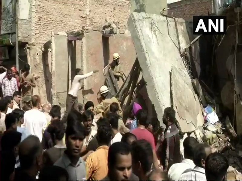 Delhi: Seven persons sent to hospital after a three-storey building collapsed near Sawan Park in Ashok Vihar | दिल्लीमध्ये तीन मजली इमारत कोसळली, दोघांचा मृत्यू