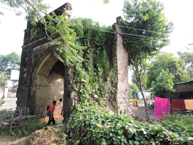 The historic Delhi Gate at Pawanar is in ruins | पवनार येथील ऐतिहासिक दिल्ली दरवाजा भग्नावस्थेत