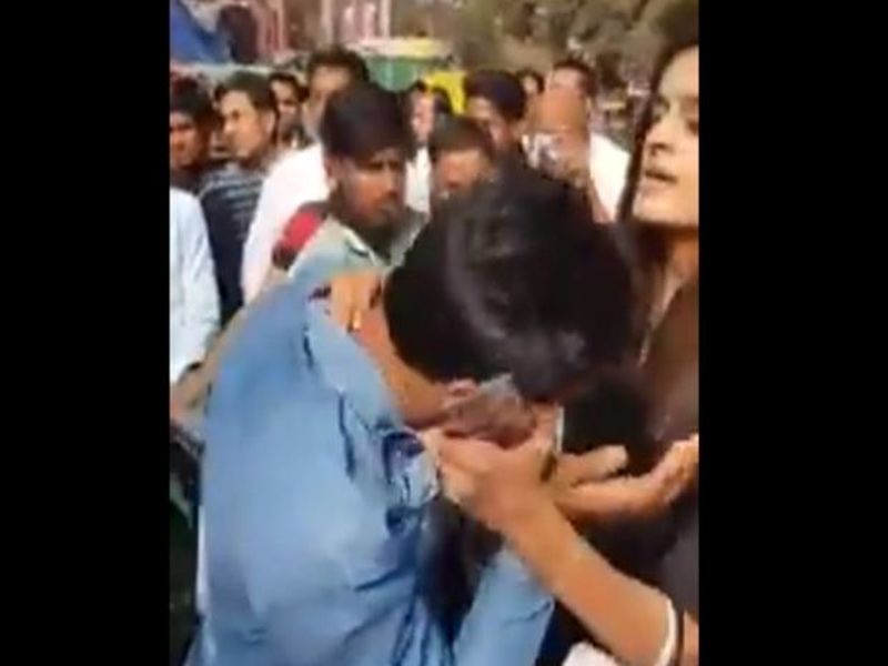 A girl beats eve teaser in New Delhi | छेड काढणा-या तरुणाला तिने रस्त्यातच बदडलं, शेवटी म्हणू लागला 'ताई माफ करा'