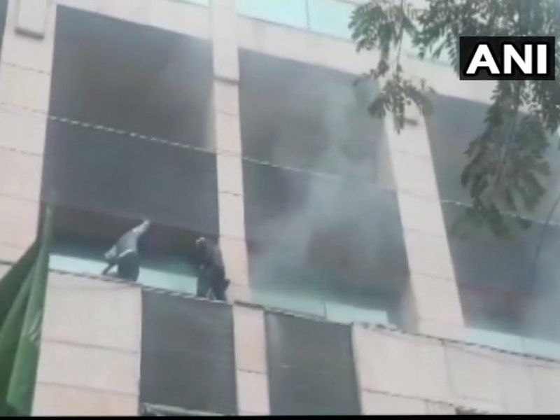 Rescue operations underway after a fire broke out in Metro Hospital in Noida's sector-12 | नोएडातील मेट्रो रुग्णालयात भीषण आग, काचा फोडून रुग्णांना काढलं बाहेर