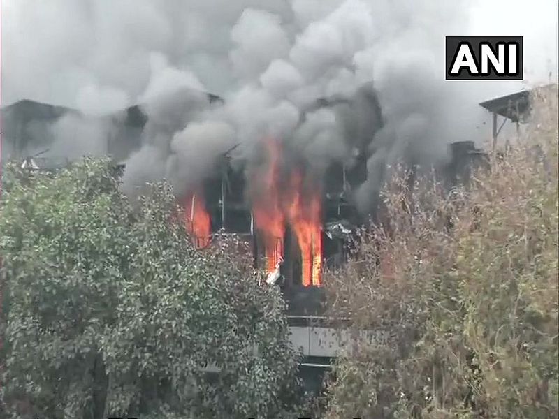 Delhi: Fire breaks out at a factory in Naraina | Video : दिल्लीतील पेपर कार्ड फॅक्टरीला भीषण आग