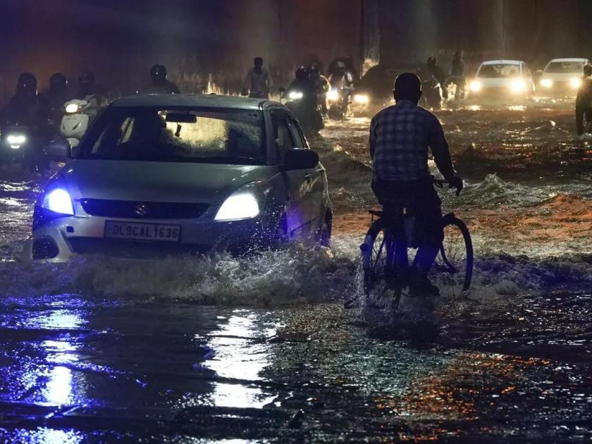 Yamuna crossed danger level in Delhi; It will rain for the next five days, flood like situation | दिल्लीकरांसाठी रात्र वैऱ्याची! यमुनेने धोक्याची पातळी ओलांडली; पुढील पाच दिवस पाऊस कोसळणार