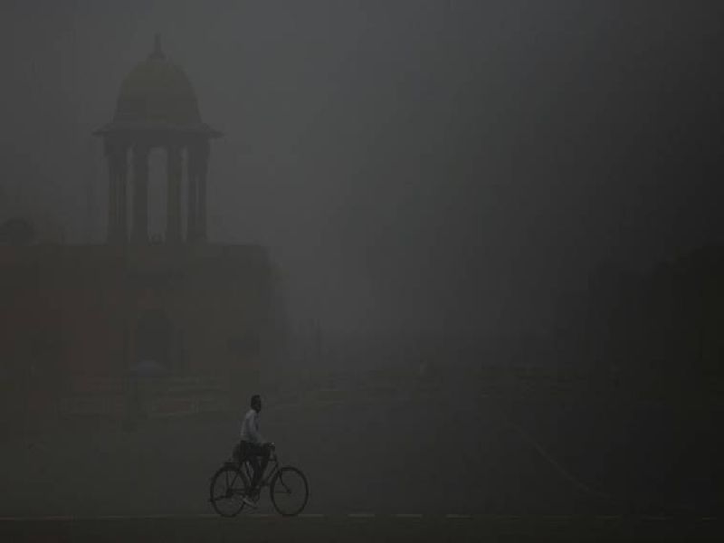 Delhi pollution havoc, vacation to school | दिल्लीत प्रदूषणाचा कहर, शाळांना सुट्टीजाहीर
