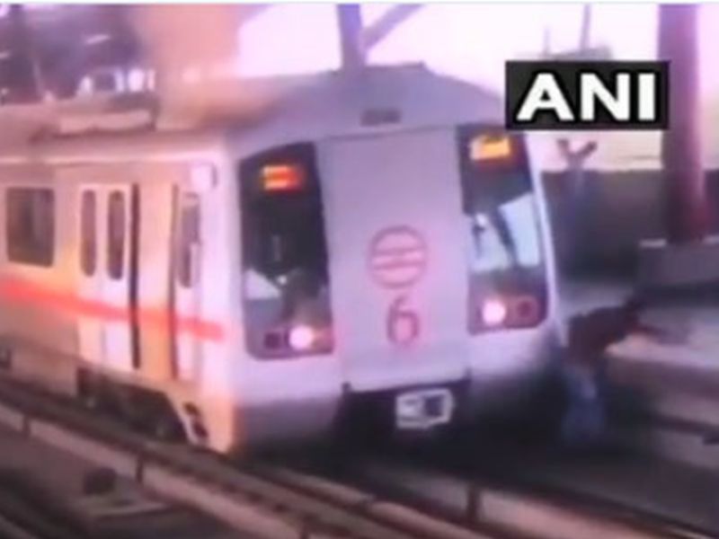 VIDEO: Narrow escape for 21 year old Mayur Patel as train moved while he was crossing the track at Shastri Nagar metro station | VIDEO- ड्रायव्हरने ब्रेक मारल्याने मेट्रो रूळ ओलांडणाऱ्या तरूणाचा वाचला जीव, काळजाचा ठोका चुकवणारा व्हिडीओ पाहाच