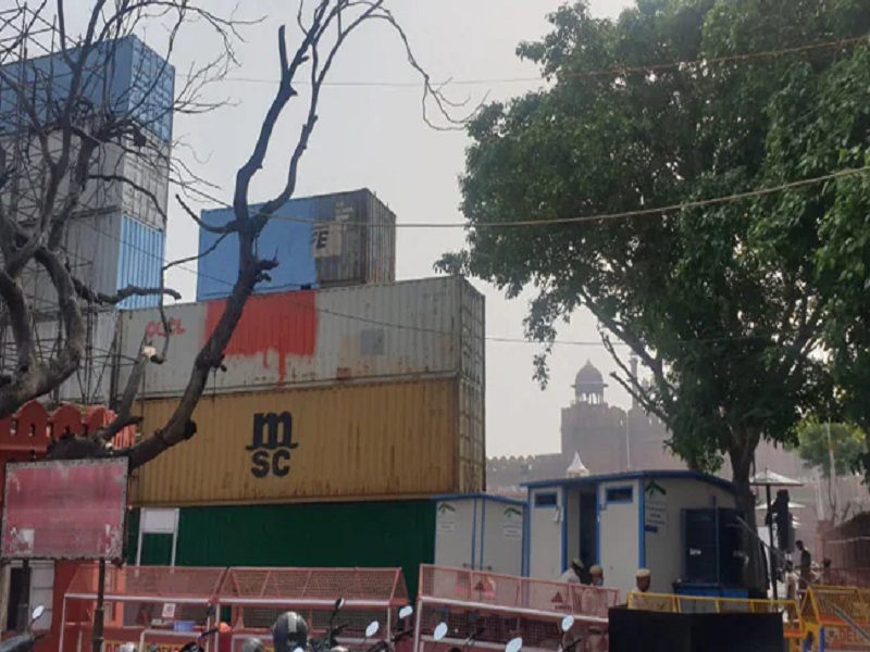 Delhi Police places large containers in front of Red Fort | दिल्ली पोलिसांनी लाल किल्ल्यासमोर उभे केले मोठे कंटेनर्स, जाणून घ्या कारण...