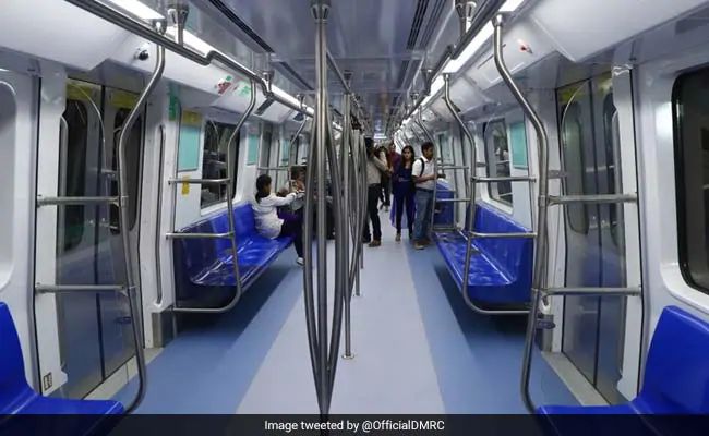 tiktok viral video delhi metro man prank came from china during coronavirus rkp | 'सकाळीच चीनहून आलोय...' असं मुलगा म्हणाला अन् संपूर्ण दिल्ली मेट्रो झाली रिकामी 