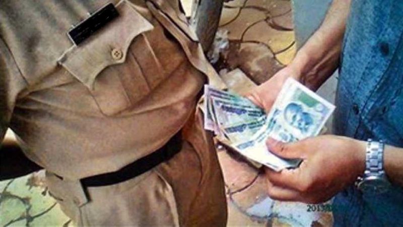 Policeman arrested for demanding Rs 8,000 bribe | आठ हजार रुपयांची लाच मागणारा पोलीस कर्मचारी जेरबंद 