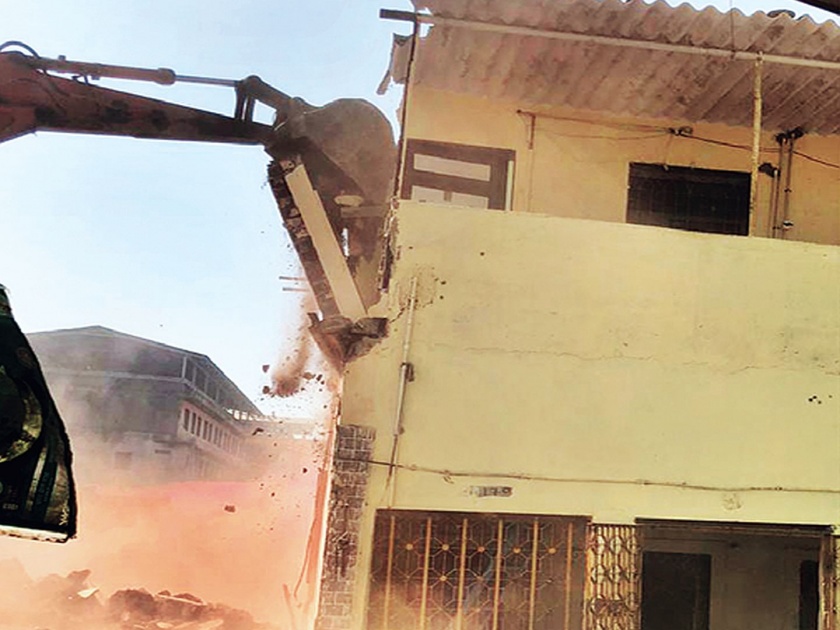 bmc demolishes 198 constructions in malad malvani for new road | मालवणीतील रस्त्याने घेतला ‘मोकळा श्वास’